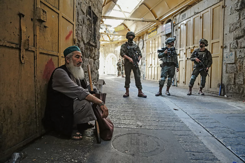 Soldados israelíes patrullando las calles de Hebrón, Cisjordania.