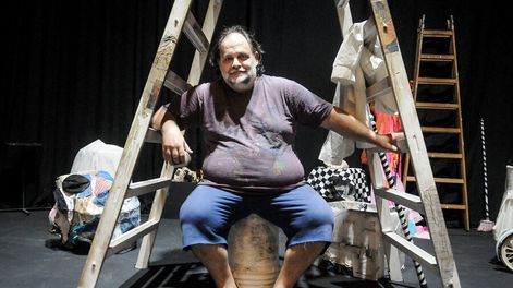 Búsqueda | Néstor Guzzini en escenario de la Zitarrosa. Fotos: Javier Calvelo / adhocFOTOS