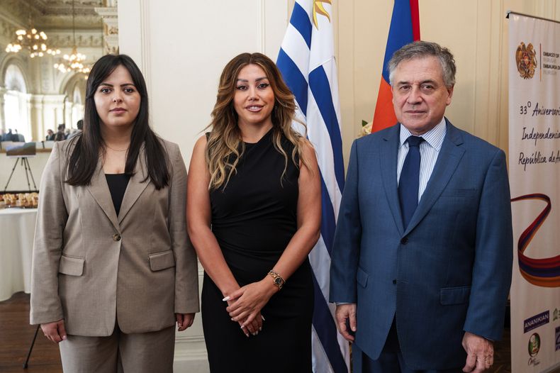 Cónsul de Armenia Gohar Minasyan, embajadora de Armenia Mariam Gevorgyan y ministro de Relaciones Exteriores Omar Paganini