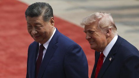 El presidente chino Xi Jinping asiste a una ceremonia de bienvenida con el presidente estadounidense Donald Trump en el Gran Salón del Pueblo en Pekín, China, el 14 de mayo de 2026.