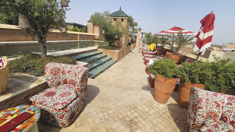 El Fenn es un riad convertido en hotel boutique: no solo ofrece hospitalidad de alto nivel, sino también un manifiesto silencioso sobre como reinterpretar la tradición sin caer en cliches