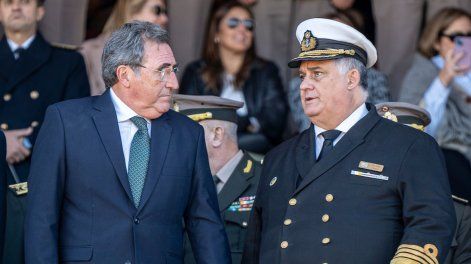 El ministro de Defensa, Armando Castaingdebat, junto al comandante en jefe de la Armada Nacional, Jorge Wilson