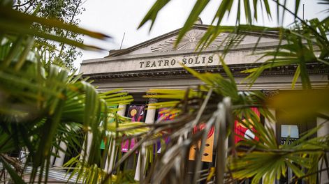 Búsqueda | El mundo selvático de Macondo en la explanada del Solís. Foto: Mauricio Zina / adhocFOTOS