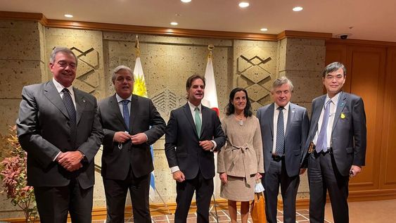 El embajador japonés, Hideki Asari, junto al presidente Luis Lacalle Pou y los ministros Azucena Arbeleche, Fernando Mattos, Omar Paganini y Francisco Bustillo