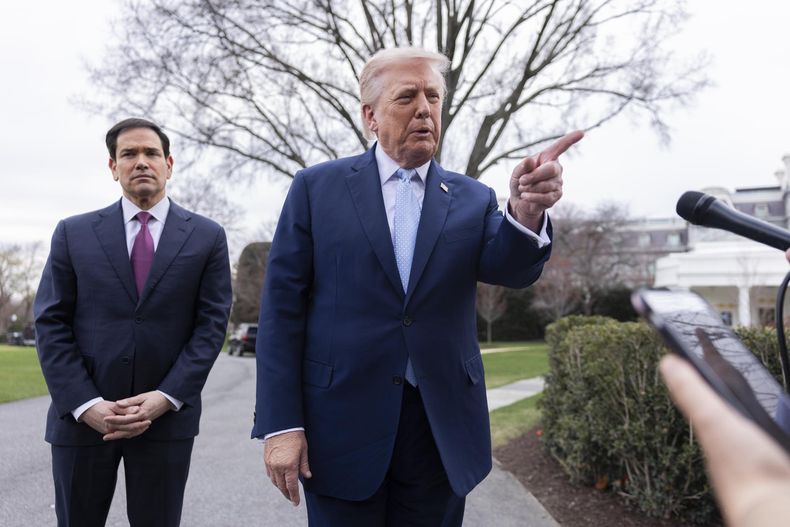 Donald Trump junto al secretario de Estado Marco Rubio, responde a una pregunta de los medios de comunicación mientras se dirige a abordar el helicóptero presidencial Marine One en el jardín sur de la Casa Blanca en Washington, el 20 de marzo de 2026.