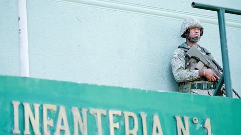 Un efectivo del Ejército en la Brigada de Infantería N°1 de Montevideo, el 26 de enero de 2024. Foto: Javier Calvelo, adhocFOTOS
