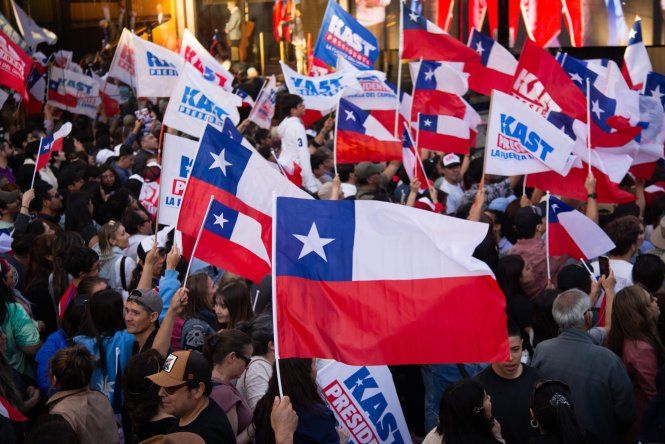 Simpatizantes del candidato a la Presidencia de Chile por el Partido Republicano y Social Cristiano, José Antonio Kast, asisten al cierre de campaña este jueves, en Temuco(Chile).
