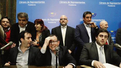 Diputados oficialistas en una conferencia de prensa. Foto: Javier Calvelo / adhocFOTOS