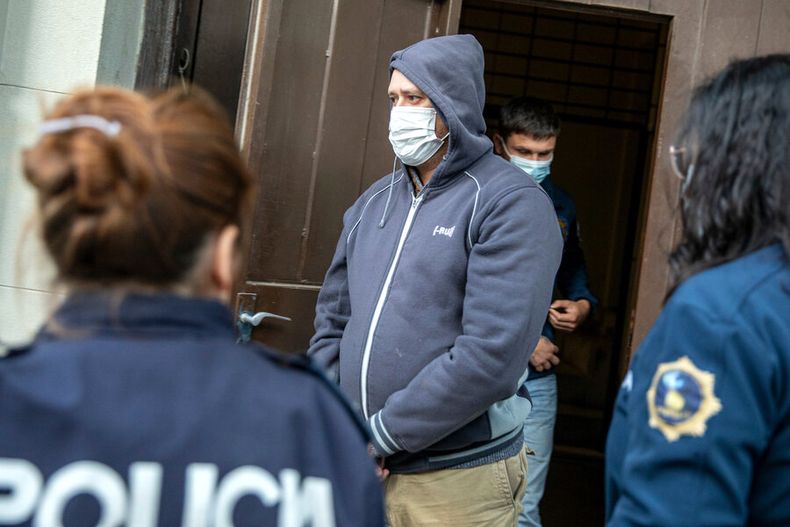 Carlos Taroco, exdirector de la cárcel de Santiago Vázquez, conducido desde la Fiscalía General de la Nación hasta el juzgado de Juan Carlos Gómez ? . Foto: Mau