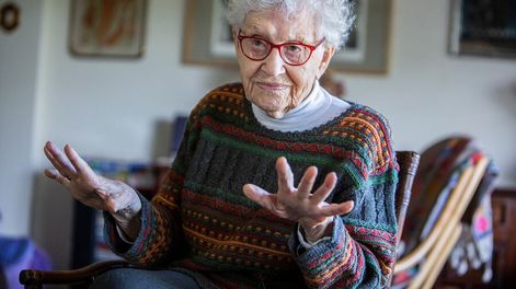 Búsqueda | Ida Holz durante la entrevista con Búsqueda. Foto: Mauricio Zina / adhocFOTOS