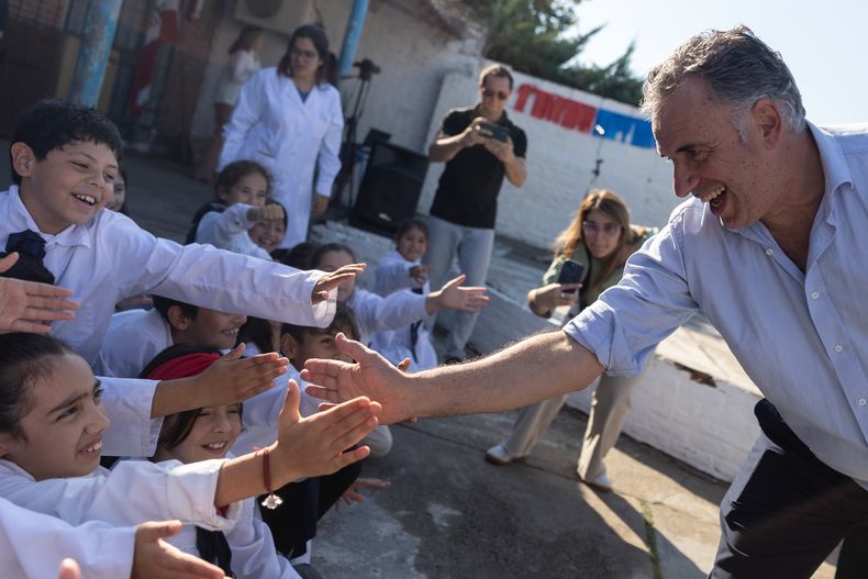 El presidente Yamandú Orsi saludando estudiantes de la Escuela N° 10 de Mercedes&nbsp;