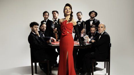 Elizabeth Karayekov se presenta junto a una orquesta de 14 músicos