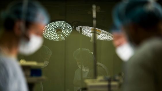 Médicos durante una cirugía. Archivo Médicos durante una cirugía. Archivo