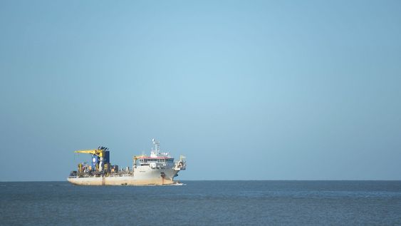 Barco pesquero en la costa de Montevideo Barco pesquero en la costa de Montevideo