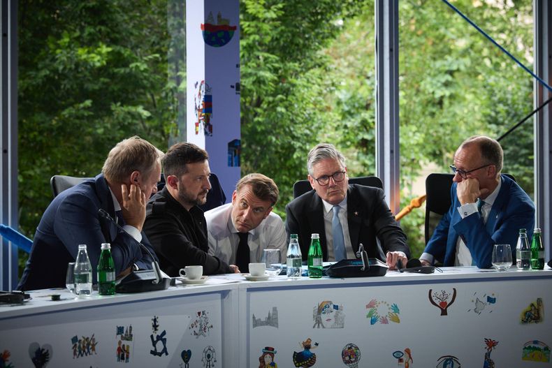 El presidente de Ucrania, Volodímir Zelenski (2i), reunido con el canciller alemán, Friedrich Merz (d), el primer ministro del Reino Unido, Keir Starmer (2d), el presidente francés, Emmanuel Macron (c), y el primer ministro polaco, Donald Tusk (i)