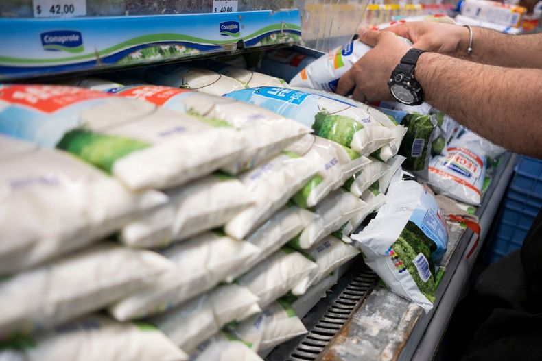 Góndola de lácteos en un supermercado del barrio Parque Rodó.