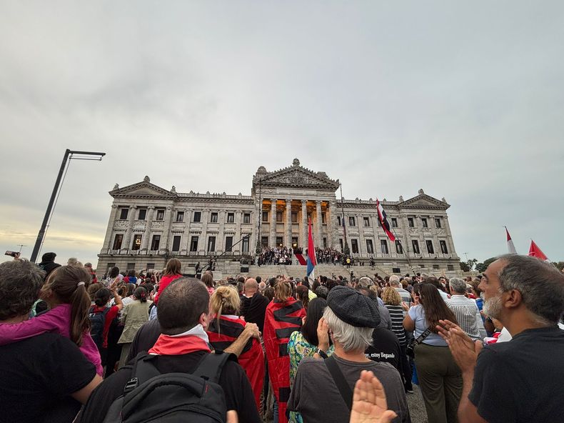 Una multitud mira la salida del féretro de José Mujica del Palacio Legislativo
