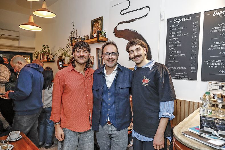 Emiliano Núñez y Facundo Rodríguez rodean al artista Julián Ruiz.