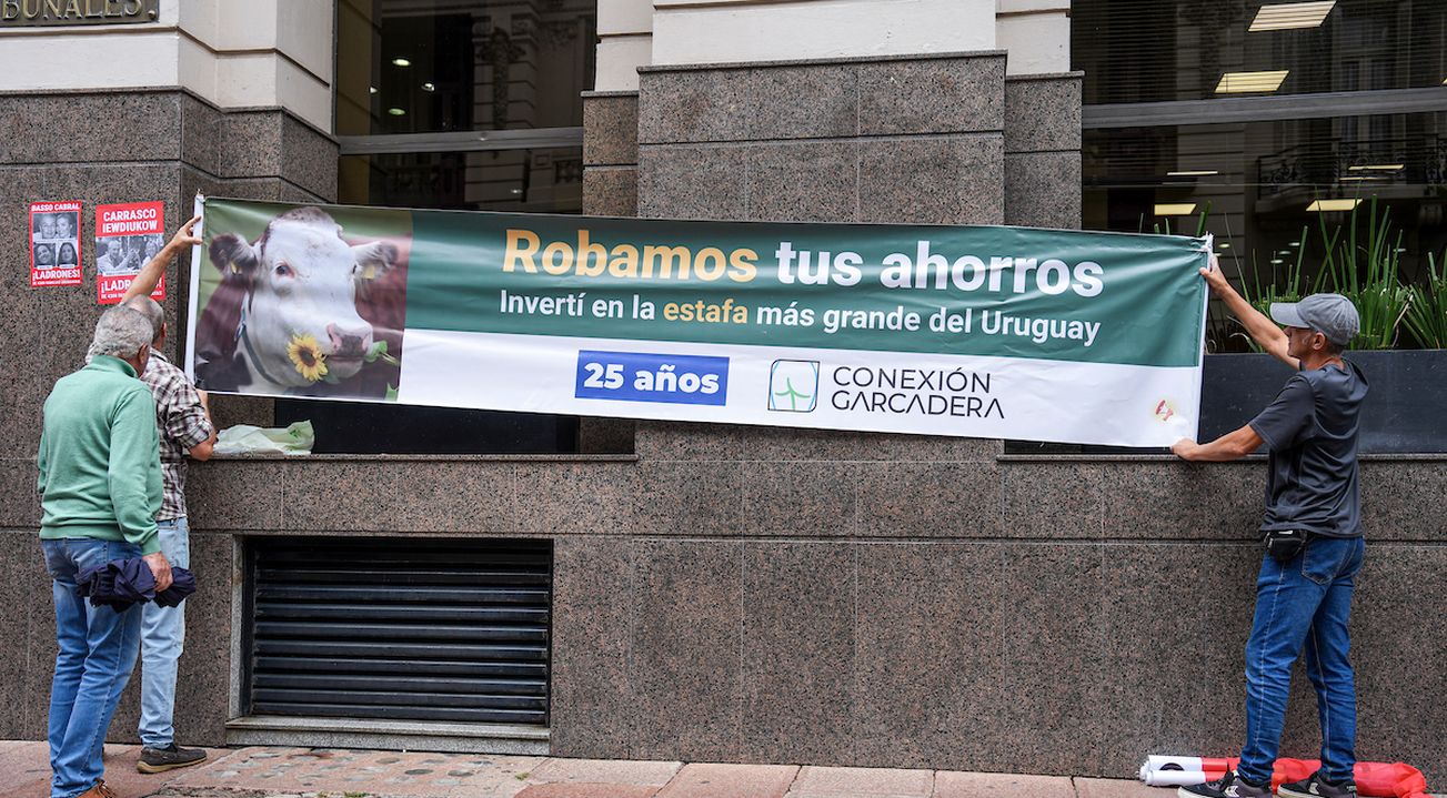 Manifestación por el caso Conexión Ganadera frente al Palacio de los Tribunales.