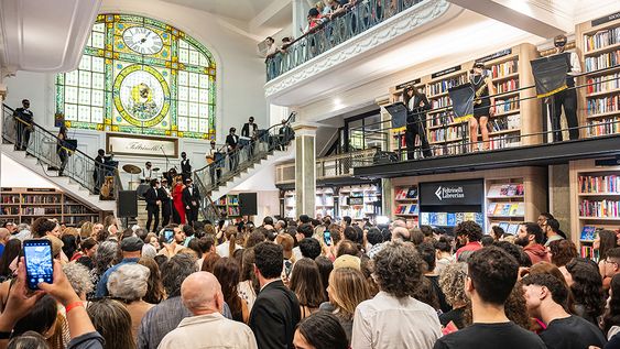 La Orquesta de las Mil Melodías tocó en la apertura al público de la librería.
