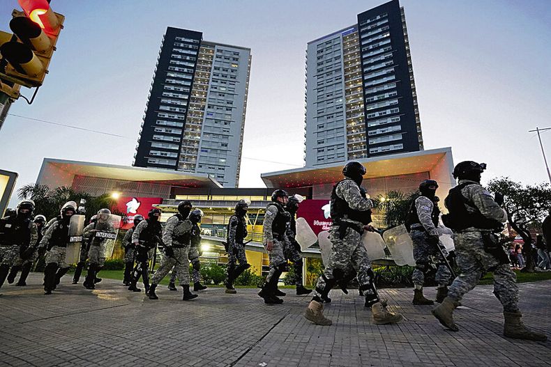 Despliegue de la Policía y la Guardia Republicana por disturbios en la zona de Nuevocentro Shopping en Montevideo. Foto: Javier Calvelo, adhocFOTOS