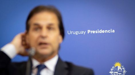 Luis Lacalle Pou durante una conferencia de prensa en Torre Ejecutiva. Foto: Pablo Vignali / adhocFOTOS