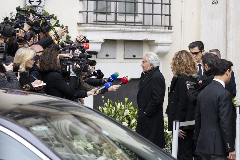 Giancarlo Giammetti, socio y compañero de toda la vida de Valentino, declaró a la prensa: “Siempre estará a mi lado en el camino que seguiré para que nunca lo olvidemos”.  