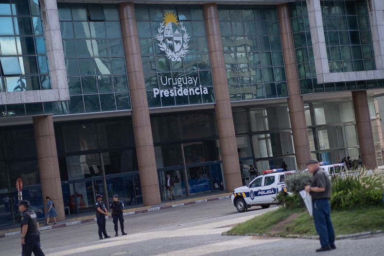 Celebración por el 194° aniversario de la Policía Nacional en la plaza Independencia de Montevideo, en diciembre de 2023