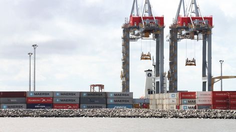 El comercio con otros países lleva a mejoras en la acumulación de capital humano y físico, además de la productividad