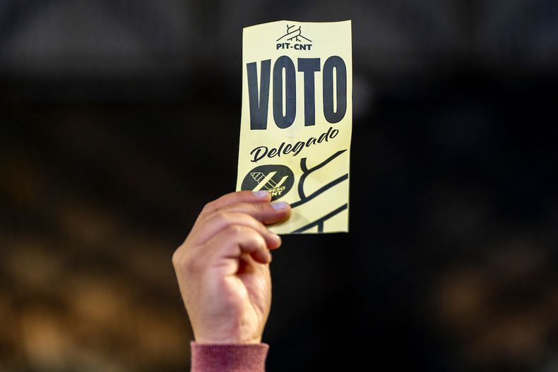 Voto en el plenario del Congreso del PIT-CNT en el Palacio Peñarol