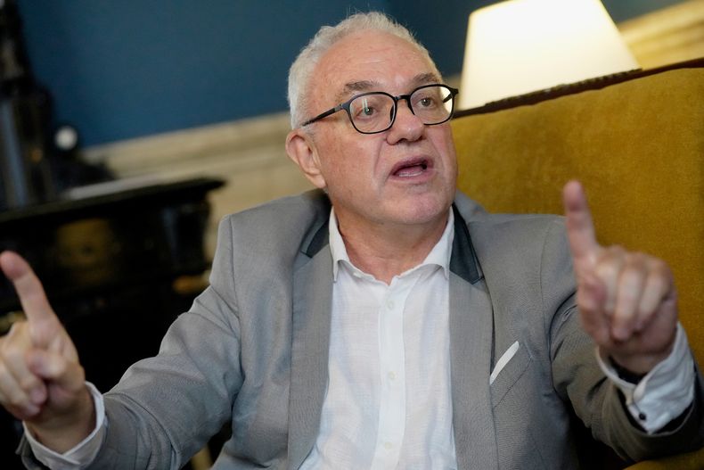 Mario Lubetkin durante una entrevista en el Ministerio de Relaciones Exteriores