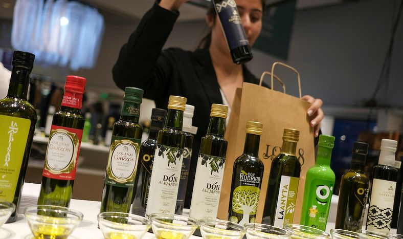 Una exhibición de aceite de oliva en una feria de productos nacionales.