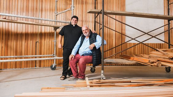 El artista Pablo Atchugarry diseñó la capilla del Santo Pesebre a instancias del padre Juan Andrés Gordo Verde, quien vive en el barrio desde hace unos años y lidera la asociación Cireneos.&nbsp;