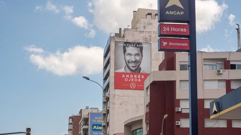Cartel de campaña de Andrés Ojeda por avenida Italia. Foto: Ricardo Antúnez, adhocFOTOS