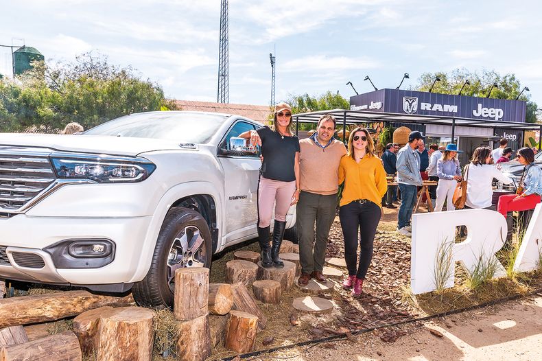 De Sevel: gerenta de Marketing Gabriela Coletto, gerente comercial de Jeep-Ram Gonzalo Feistler y Josefina Romero, de Comunicación Corporativa