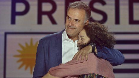 Yamandú Orsi junto a su esposa, Laura Alonsopérez