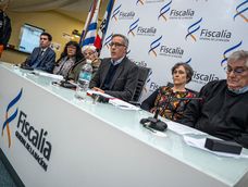 Graciela Montes de Oca, Alba González, Ricardo Perciballe, Alicia Lusiardo y Wilder Tyler durante le conferencia en Fiscalía Foto: Mauricio Zina / adhocFOTOS