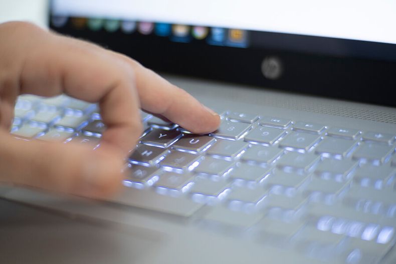 Imagen de una persona utilizando una computadora.