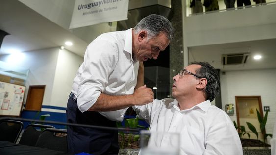 El presidente Yamandú Orsi y el ministro de Turismo, Pablo Menoni.