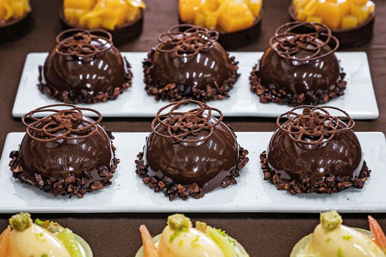 Torta Amazonía de Pachi Larrea, ganadora del Premio Internacional de Alta Pastelería Paco Torreblanca 2024 a la mejor torta de chocolate del mundo. 