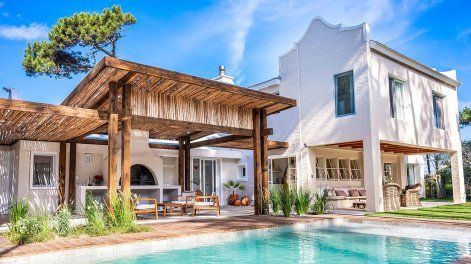 En la zona exterior se añadió una nueva área para el disfrute de la familia, donde se ubica la piscina y el renovado parrillero de líneas orgánicas, estilo que se repite en toda la casa. En la zona exterior se añadió una nueva área para el disfrute de la familia, donde se ubica la piscina y el renovado parrillero de líneas orgánicas, estilo que se repite en toda la casa.