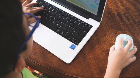 Escolar con notebook de Plan Ceibal