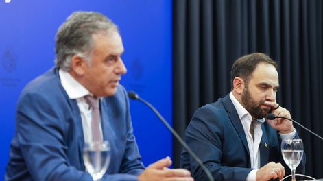 Yamandú Orsi y Gonzalo Civila, durante la presentación de la estrategia para personas en situación de calle.