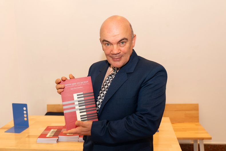 Willian Izzi sostiene un ejemplar del libro. &nbsp;