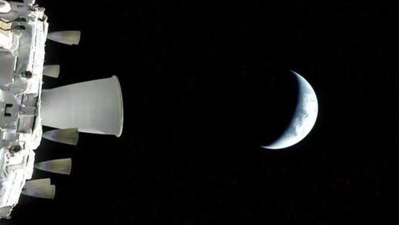 Vista de la Tierra desde la nave espacial Orion de la NASA mientras orbita alrededor del planeta durante el vuelo de prueba Artemis II.
