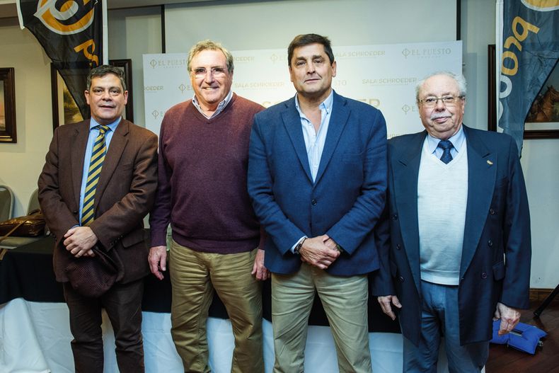 Los expositores: Lionel de Mello, Armando Castaingdebat, Enrique Belo y Hector Henry