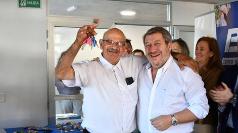Alfredo Cabrera en una entrega de viviendas en Rivera. Foto: Presidencia