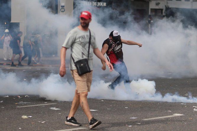 Personas se enfrentan con la Policía de Argentina durante una manifestación contra la reforma laboral este miércoles, en Buenos Aires (Argentina).&nbsp;