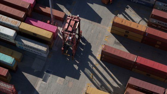 Operativa con contenedores en el Puerto de Montevideo.