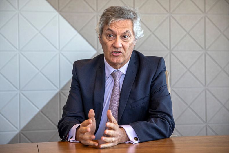Constantino Gotsis durante la entrevista con Búsqueda. Foto: Mauricio Zina / adhocFOTOS